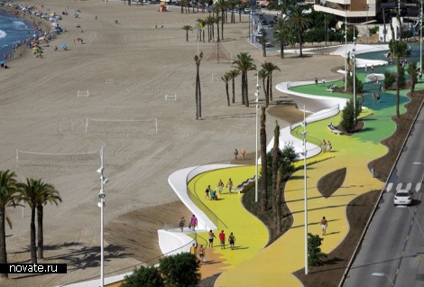 Benidorm Seafront - выразительная разноцветная «волна», бегущая вдоль линии городского пляжа в Бенидорме (Валенсия, Испания)
