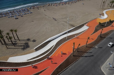 Benidorm Seafront - выразительная разноцветная «волна», бегущая вдоль линии городского пляжа в Бенидорме (Валенсия, Испания)