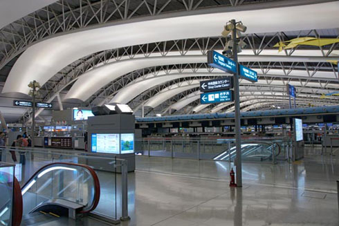 Пассажирский терминал аэропорта Кансай в Японии