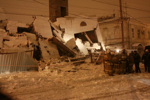 В Таганроге рухнул дом от мокрого снега
