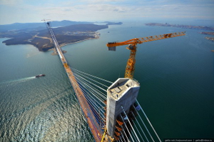 Строители моста на остров Русский утверждают, что деформация вантов соответствует норме 